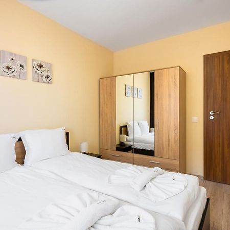 Nomad Haven: 1Bd Flat With Balcony & Desk Leilighet Sofia Eksteriør bilde