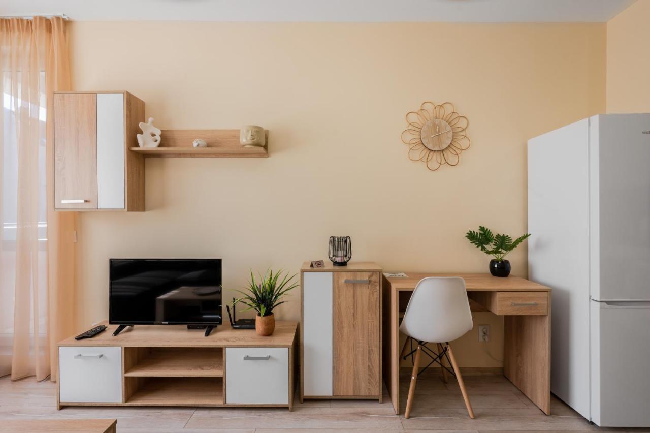 Nomad Haven: 1Bd Flat With Balcony & Desk Leilighet Sofia Eksteriør bilde